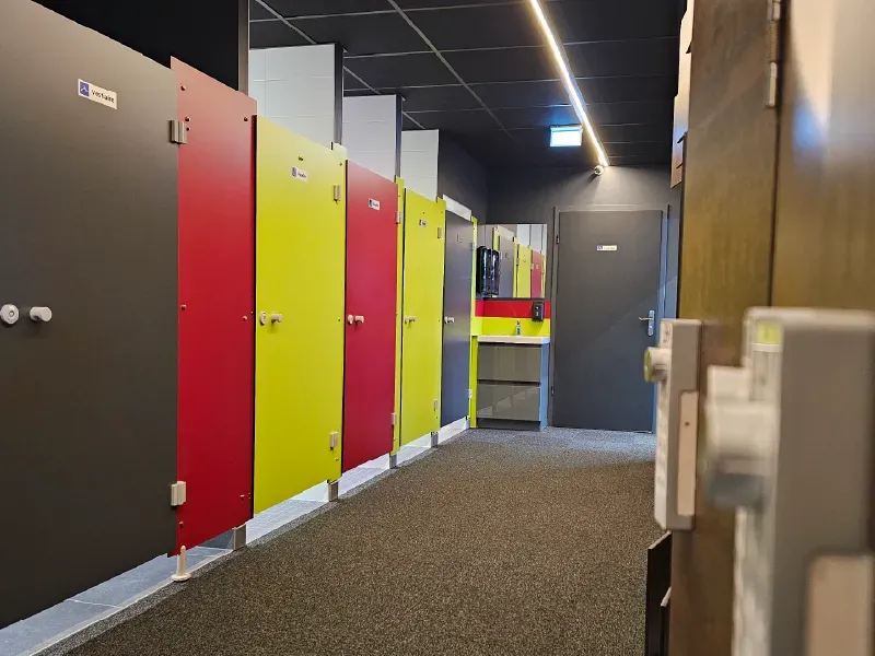 Vestiaires avec casiers et douches dans une salle de sport à Wittenheim
